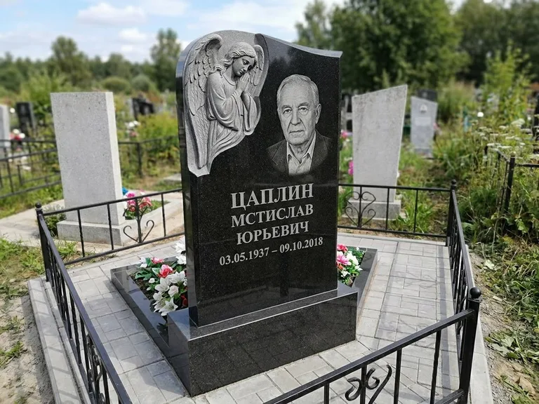 Памятник с гравировкой ангела — гравировка молящегося ангела в верхней части стелы, работа «Пономарёв» в Нижнем Новгороде