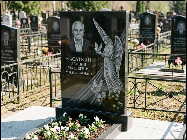 Памятник с гравировкой ангела — гравировка ангела с голубем по диагонали стелы, работа «Касаткин» в Нижнем Новгороде