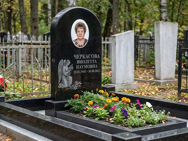 Памятник с гравировкой ангела — гравировка ангела с крестом рядом с эпитафией, работа «Журавлёва» в Нижнем Новгороде