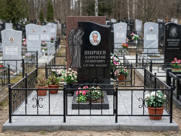 Памятник с гравировкой ангела — гравировка ангела с голубем по диагонали стелы, работа «Селиванов» в Нижнем Новгороде