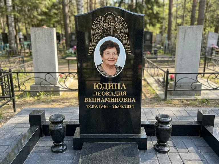Памятник с гравировкой ангела — гравировка двух ангелов по сторонам портрета, работа «Гордеева» в Нижнем Новгороде