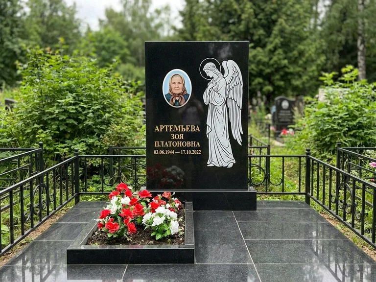 Памятник с гравировкой ангела — гравировка ангела в облаках с лучами над портретом, работа «Фаддеев» в Нижнем Новгороде