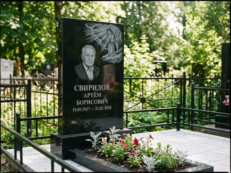Памятник с гравировкой ангела — гравировка ангела в облаках с лучами над портретом, работа «Свиридов» в Нижнем Новгороде