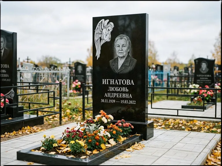Памятник с гравировкой ангела — белая гравировка скорбящего ангела над портретом, работа «Игнатова» в Нижнем Новгороде