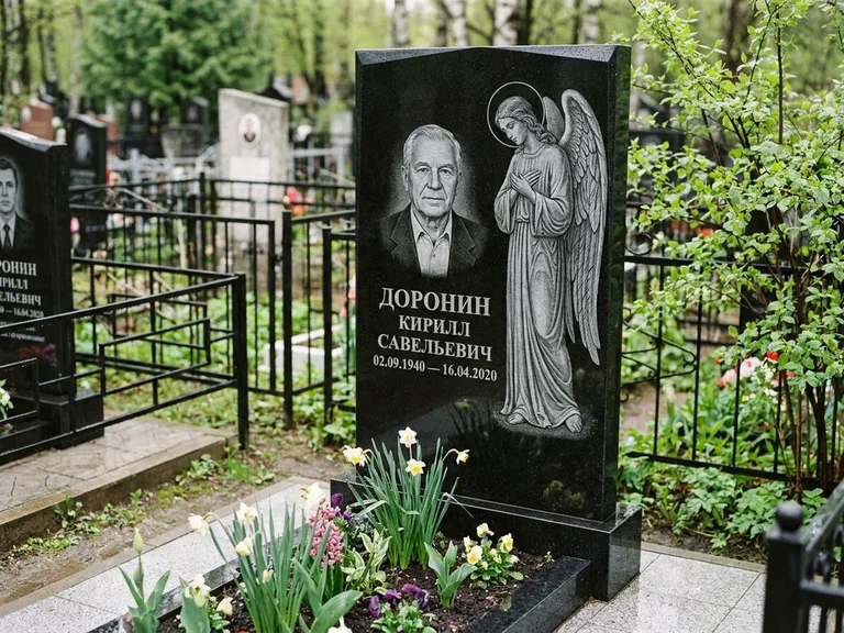 Памятник с гравировкой ангела — гравировка ангела-хранителя сбоку от портрета, работа «Доронин» в Нижнем Новгороде