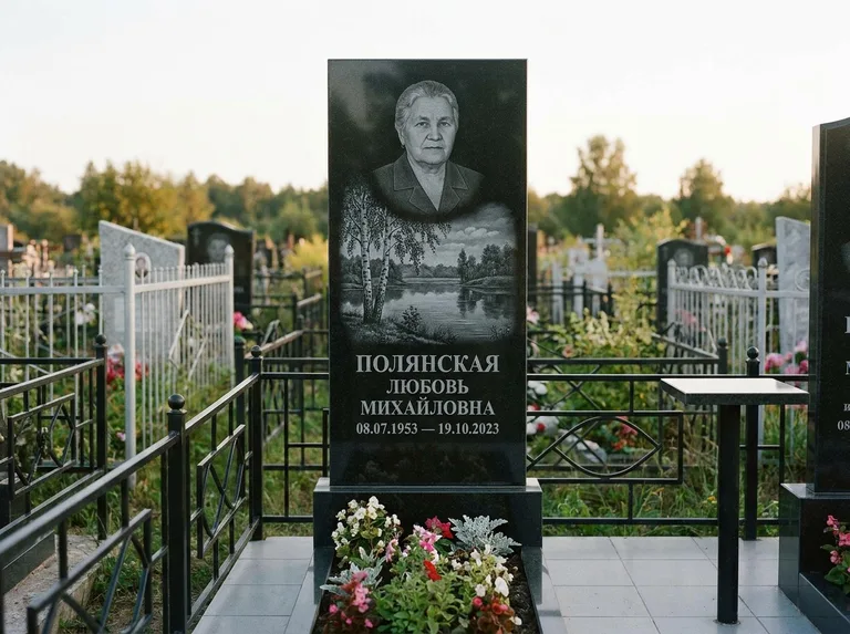 Памятник с гравировкой берёзы — гравировка берёзы у зеркального озера, работа «Полянская» в Нижнем Новгороде