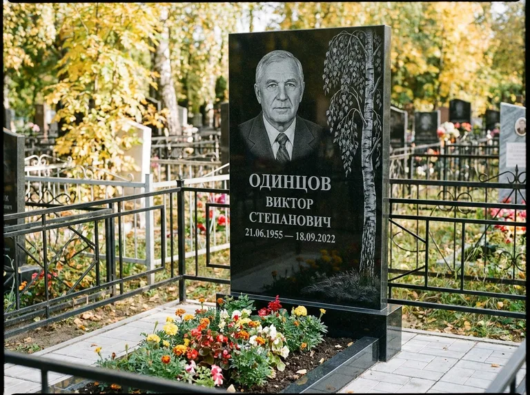 Памятник с гравировкой берёзы — гравировка плакучей берёзы с тонкими ветвями, работа «Одинцов» в Нижнем Новгороде