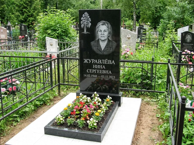 Памятник с гравировкой берёзы — гравировка одинокой берёзы над именем, работа «Журавлёва» в Нижнем Новгороде