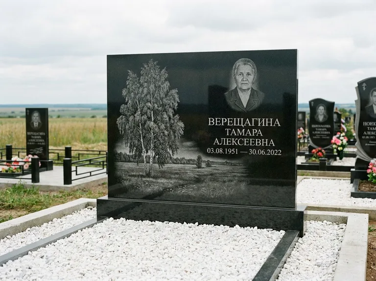 Памятник с гравировкой берёзы: широкая горизонтальная стела — берёза у поля, простор до горизонта, белая мраморная крошка с бордюром, работа «Верещагина» в Нижнем Новгороде