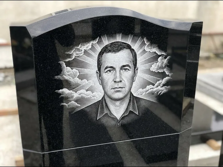 Гравировка фото на памятнике — с фоном в Нижнем Новгороде