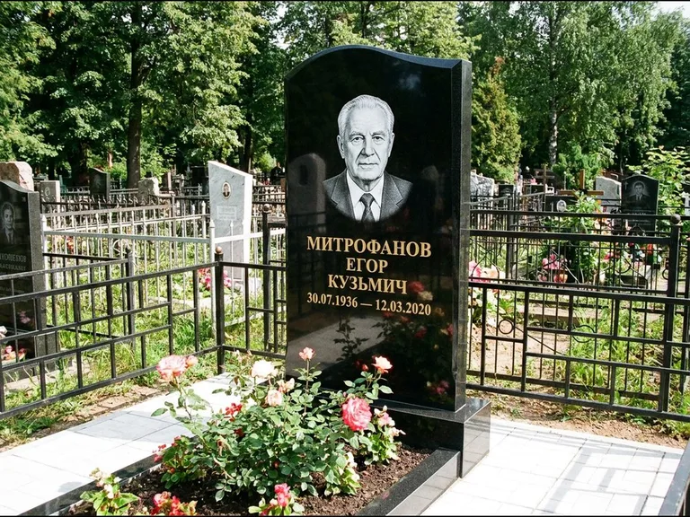 Гравировка портрета на чёрном граните — выполненная работа 29 в Нижнем Новгороде