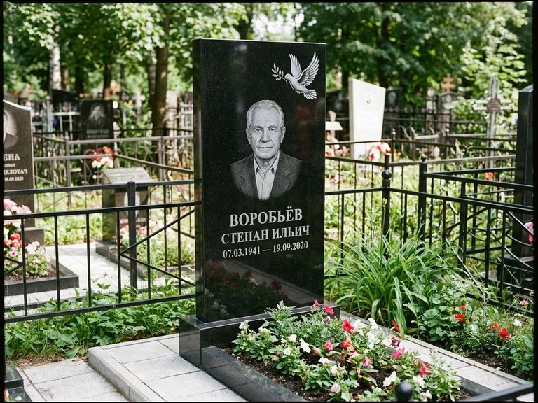 Гравировка голубей на памятник в Нижнем Новгороде — памятник из чёрного гранита с гравировкой