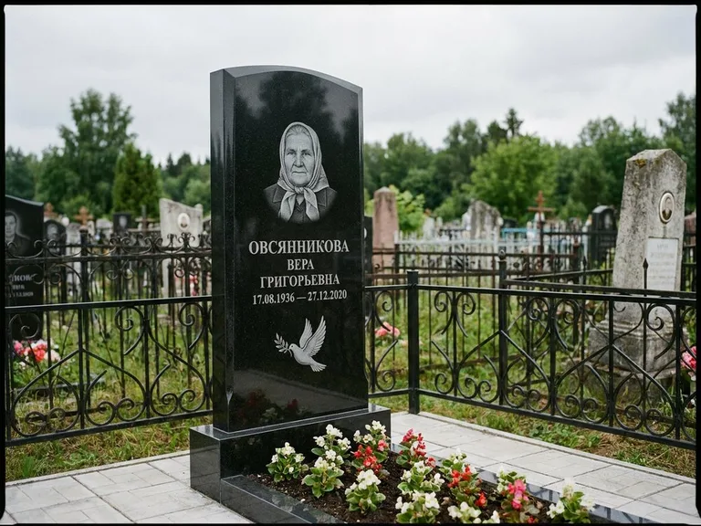 Памятник с гравировкой голубей — гравировка голубя с оливковой ветвью рядом с эпитафией, работа «Овсянникова» в Нижнем Новгороде