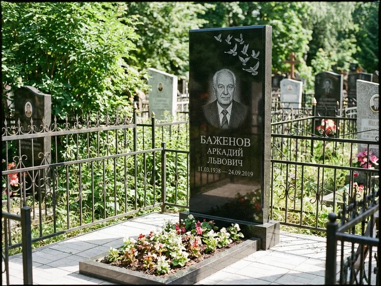 Памятник с гравировкой голубей — гравировка стаи голубей, взлетающей от угла стелы, работа «Баженов» в Нижнем Новгороде