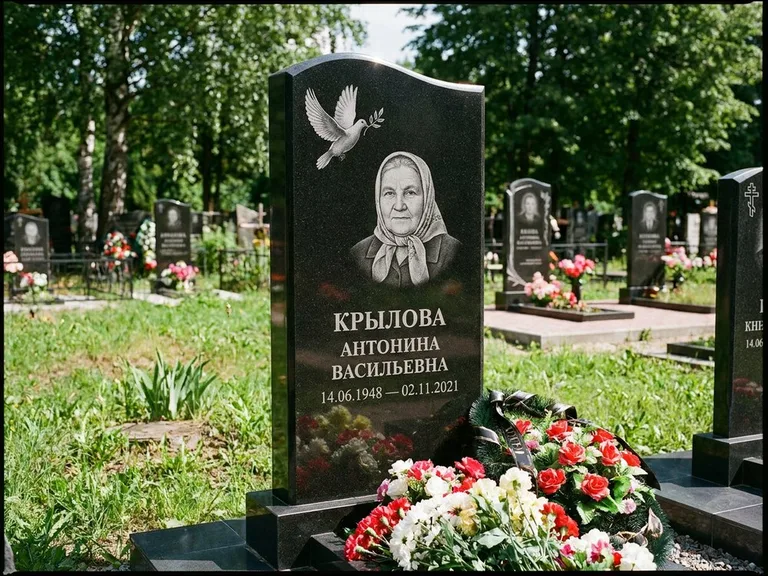Памятник с гравировкой голубей — гравировка голубей, работа «Крылова» в Нижнем Новгороде