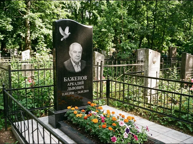 Памятник с гравировкой голубей — белая гравировка взлетающего голубя над портретом, работа «Баженов» в Нижнем Новгороде