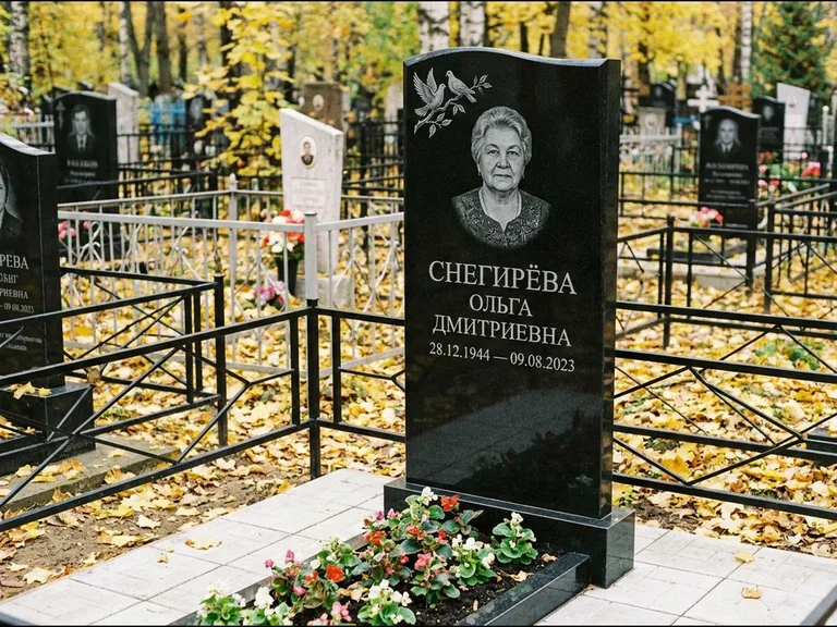 Памятник с гравировкой голубей — гравировка пары голубей на ветке в верхнем углу стелы, работа «Снегирёва» в Нижнем Новгороде
