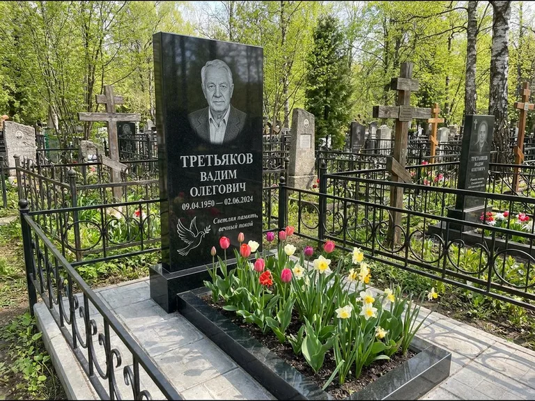 Памятник с гравировкой голубей — гравировка голубя с оливковой ветвью рядом с эпитафией, работа «Третьяков» в Нижнем Новгороде