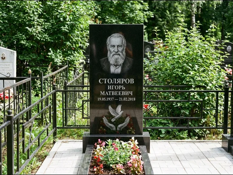 Памятник с гравировкой голубей — гравировка голубя над раскрытыми ладонями внизу стелы, работа «Столяров» в Нижнем Новгороде