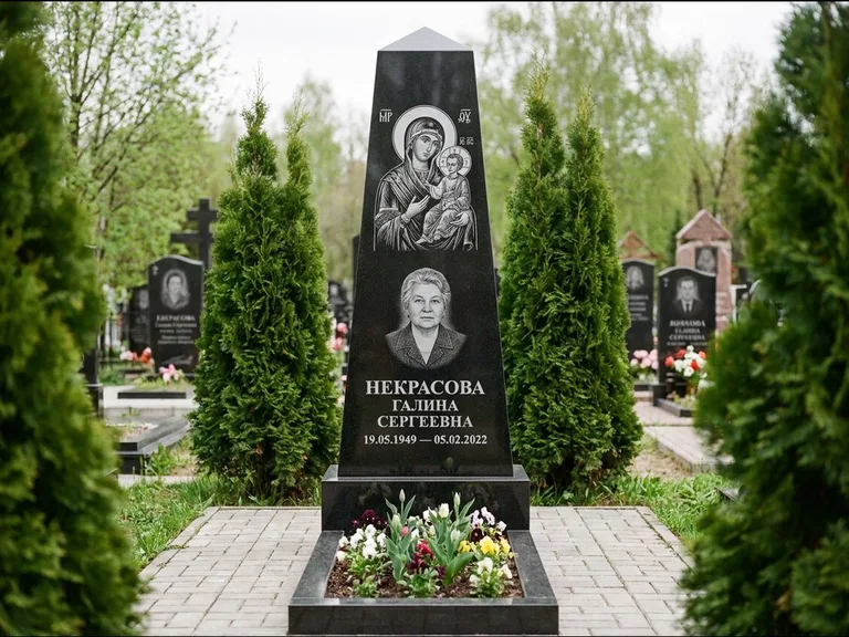 Памятник с гравировкой иконы — образ Николая Чудотворца, работа «Третьяков» в Нижнем Новгороде