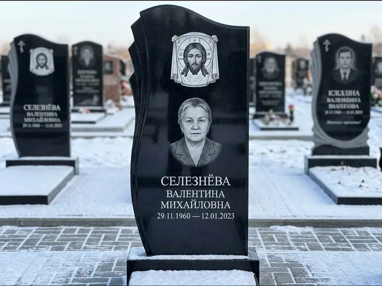 Памятник с гравировкой иконы — Казанская икона Божией Матери на стеле, работа «Одинцов» в Нижнем Новгороде