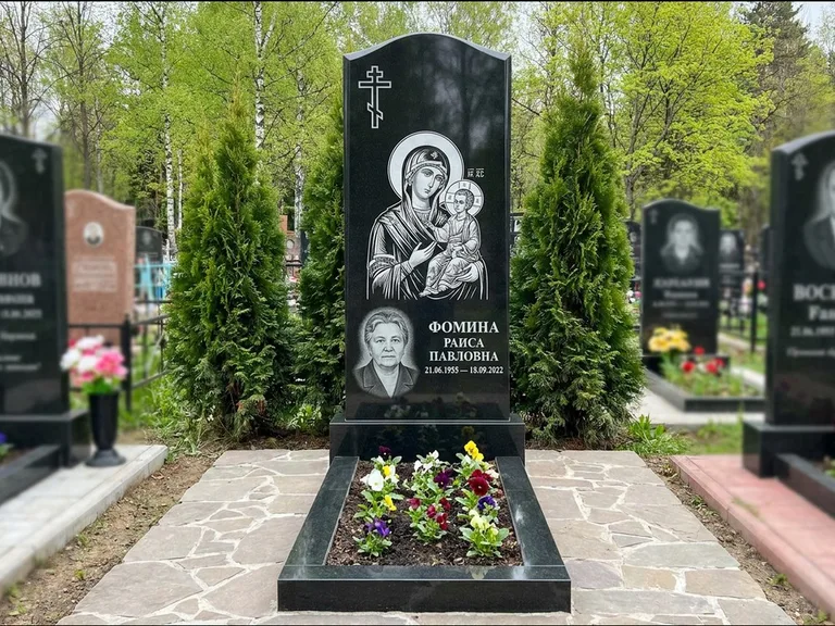 Памятник с гравировкой иконы — икона в резном киоте, работа «Гущин» в Нижнем Новгороде