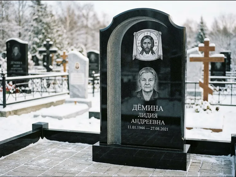 Памятник с гравировкой иконы: гранёный восьмиугольный обелиск с крестом — гравировка Николая Чудотворца, семейный участок с гранитной скамьёй, работа «Зотов» в Нижнем Новгороде