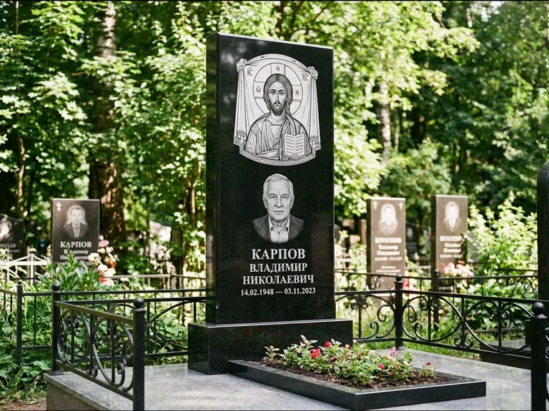 Памятник с гравировкой иконы: широкая двойная семейная стела — золочёный нимб на образе, цветник с красными розами, работа «Воронцова» в Нижнем Новгороде