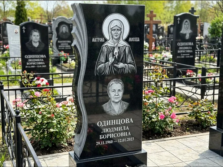 Памятник с гравировкой иконы: ступенчатая двухуровневая стела — Архангел Михаил на стеле, каменная дорожка из плитняка, работа «Одинцов» в Нижнем Новгороде