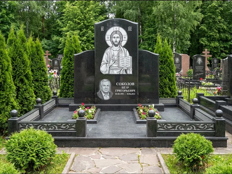 Памятник с гравировкой иконы: широкая горизонтальная лежачая плита-стела — икона в резной рамке-киоте, серая гравийная отсыпка с бордюром, работа «Богданова» в Нижнем Новгороде