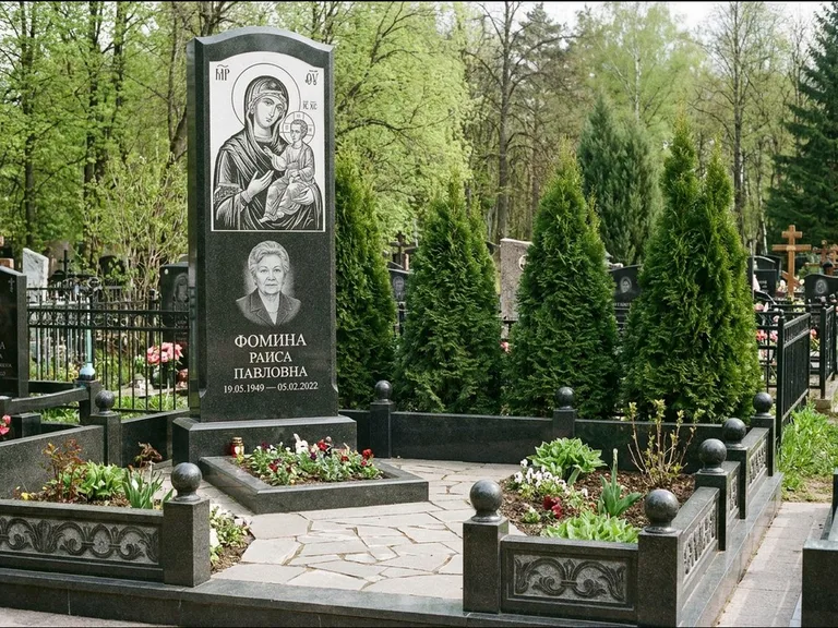 Памятник с гравировкой иконы: высокий гранёный обелиск с крестом-навершием — гравировка образа Матроны Московской, открытый участок без ограды, работа «Третьяков» в Нижнем Новгороде
