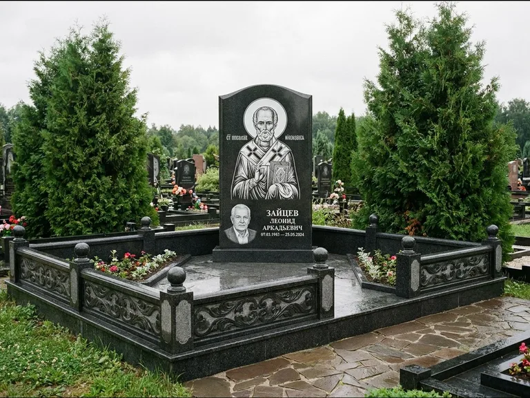 Памятник с гравировкой иконы: стела с гранитным столиком и скамьёй — Архангел Михаил на стеле, семейный участок с плиткой, работа «Верещагина» в Нижнем Новгороде