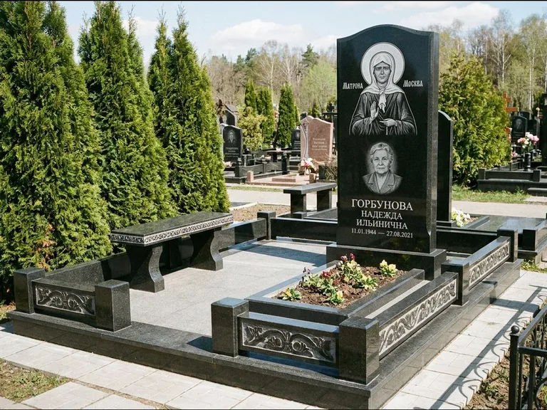 Памятник с гравировкой иконы: стела в форме раскрытой книги с образом — гравировка образа Спасителя, цоколь тёмной плиткой, работа «Зотов» в Нижнем Новгороде