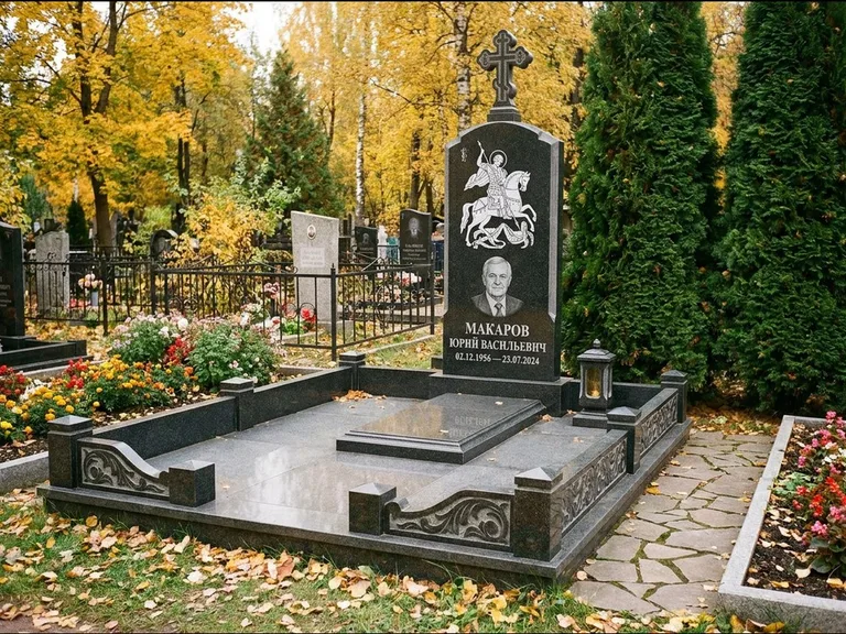 Памятник с гравировкой иконы: ступенчатая трёхуровневая стела — золочёный нимб на образе, дорожка из природного плитняка, работа «Лебедева» в Нижнем Новгороде