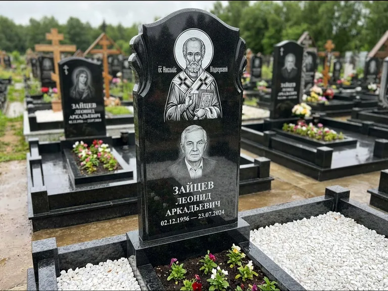 Памятник с гравировкой иконы — образ Николая Чудотворца, работа «Лебедева» в Нижнем Новгороде