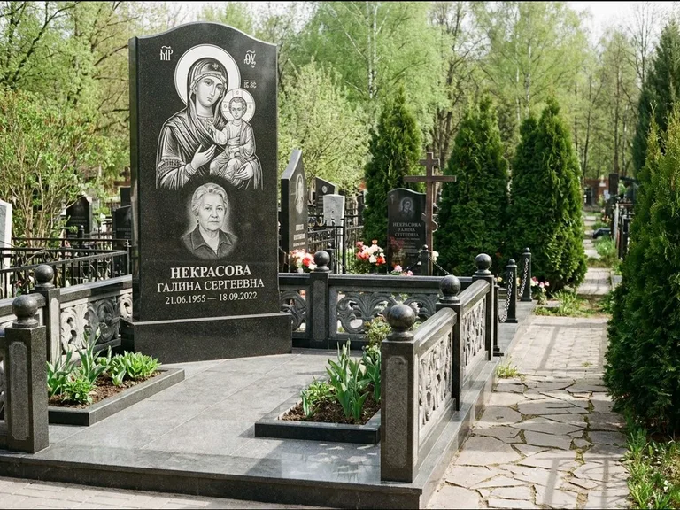 Памятник с гравировкой иконы: полукруглая стела с купольным навершием — Архангел Михаил на стеле, заснеженный зимний участок, работа «Гущин» в Нижнем Новгороде