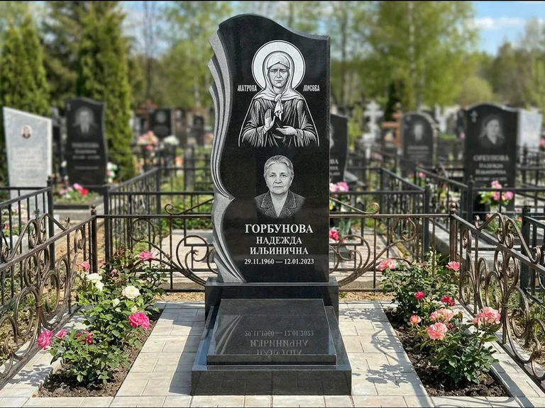 Памятник с гравировкой иконы — икона в резном киоте, работа «Одинцов» в Нижнем Новгороде