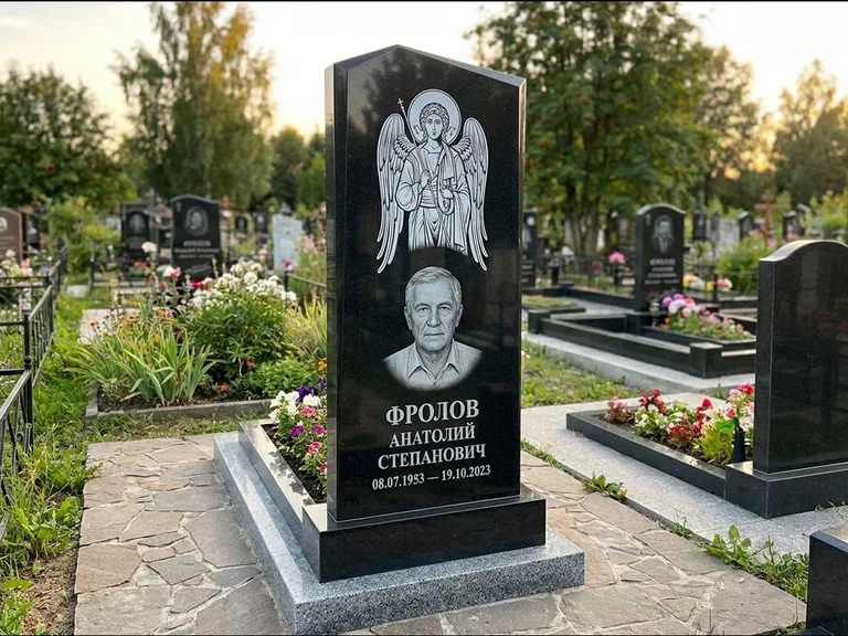 Памятник с гравировкой иконы — Владимирская икона Божией Матери с Младенцем, работа «Мельникова» в Нижнем Новгороде