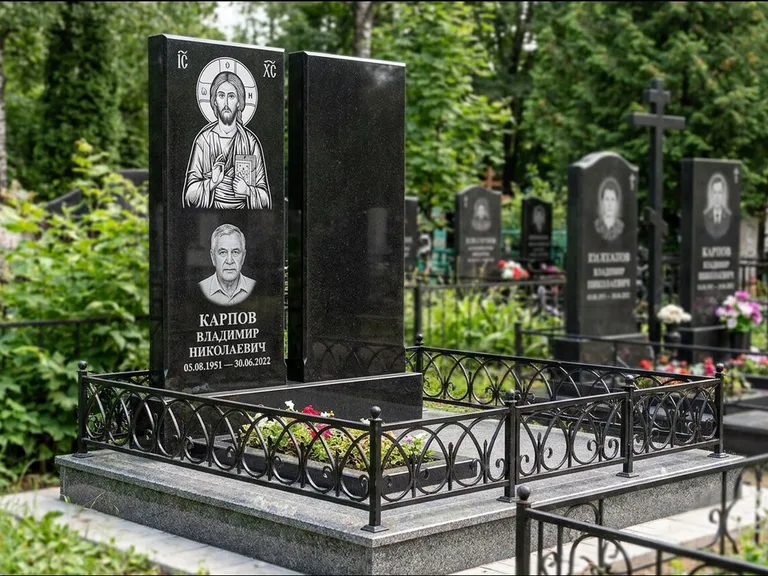 Памятник с гравировкой иконы — Казанская икона Божией Матери на стеле, работа «Богданова» в Нижнем Новгороде