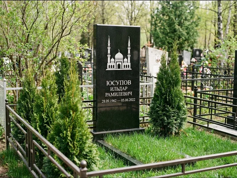 Мусульманский памятник с гравировкой мечети — силуэт мечети с двумя минаретами над именем, работа «Юсупов» в Нижнем Новгороде