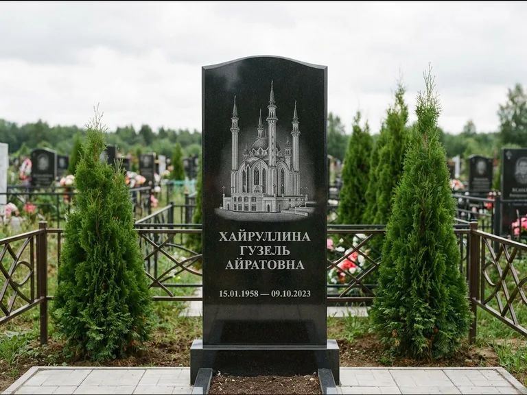 Мусульманский памятник с гравировкой мечети — мечеть Кул-Шариф на обороте стелы, работа «Хайруллина» в Нижнем Новгороде