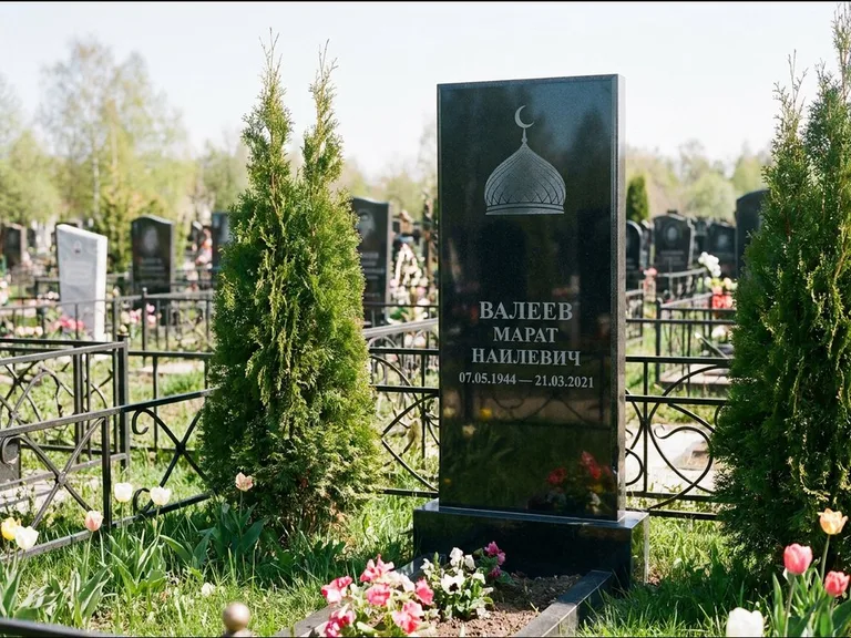 Мусульманский памятник с гравировкой мечети — купол с полумесяцем в верхней части, работа «Валеев» в Нижнем Новгороде