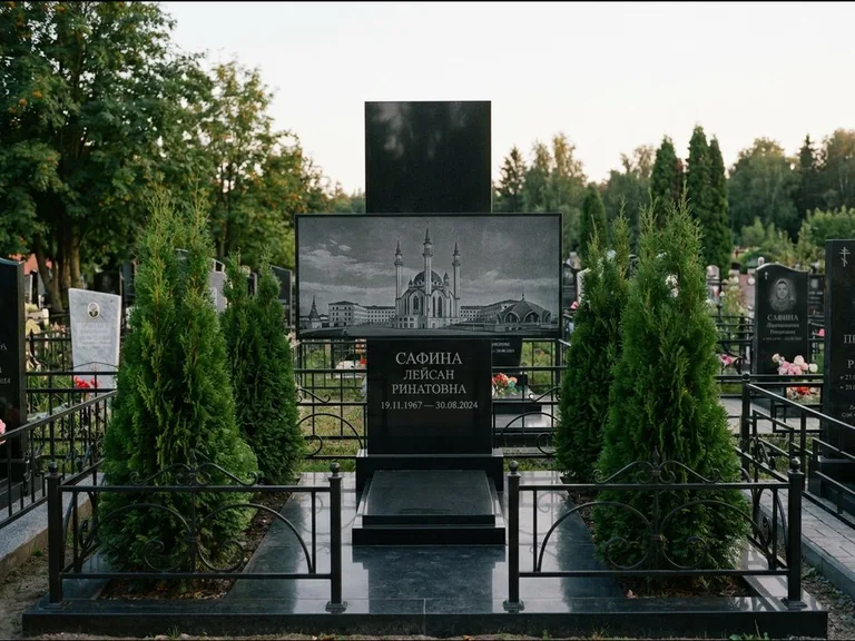 Мусульманский памятник с гравировкой мечети — панорама мечети во всю ширину стелы, работа «Сафина» в Нижнем Новгороде