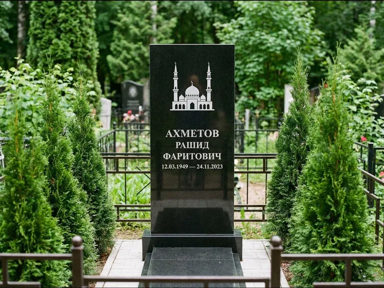 Мусульманский памятник с гравировкой мечети — силуэт мечети с двумя минаретами над именем, работа «Ахметов» в Нижнем Новгороде