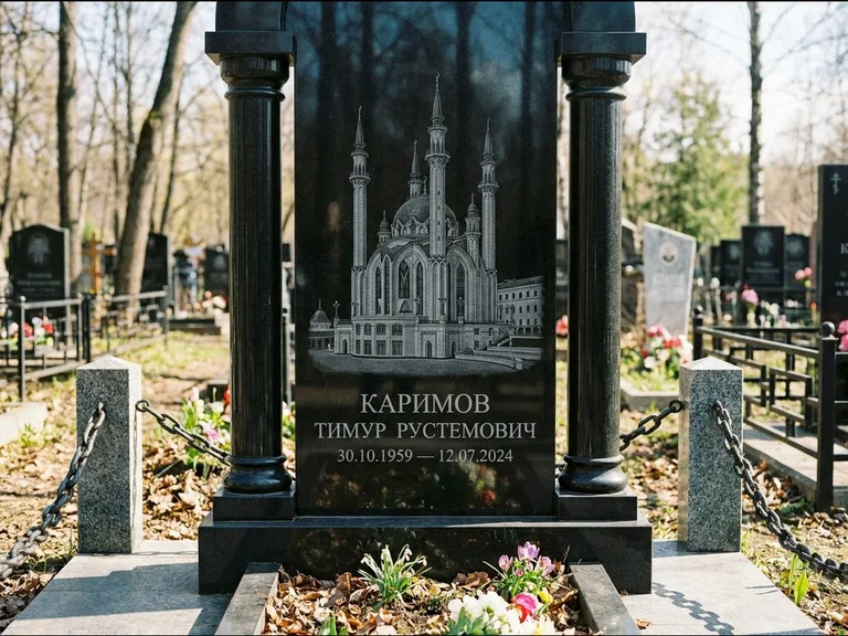 Мусульманский памятник с гравировкой мечети: стела с колоннами-минаретами по бокам — детализированная гравировка мечети Кул-Шариф, гранитные столбики с провисающей цепью, работа «Каримов» в Нижнем Новгороде