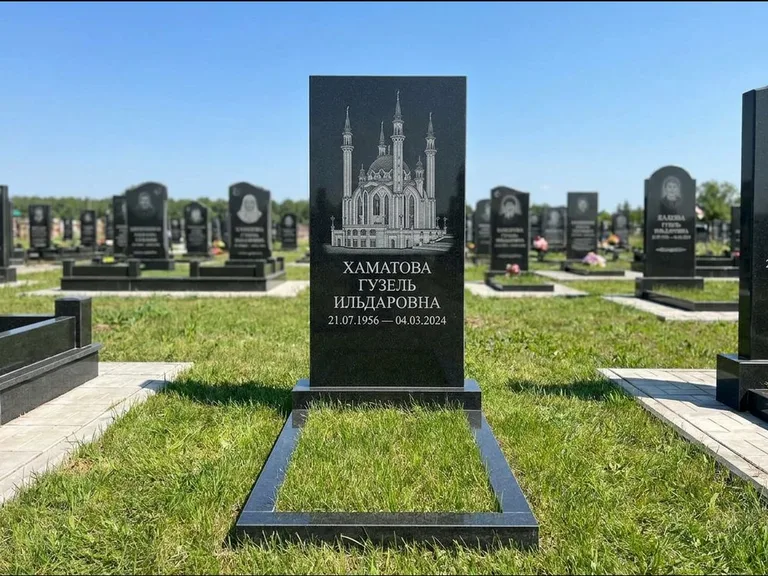 Мусульманский памятник с гравировкой мечети: небольшая скромная одиночная стела — золочёная гравировка мечети, аккуратный участок с газоном, работа «Нигматуллина» в Нижнем Новгороде