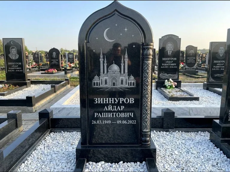 Мусульманский памятник с гравировкой мечети: стела с михраб-верхом и резной боковой колонной — детализированная гравировка мечети Кул-Шариф, белая мраморная крошка, работа «Ахметов» в Нижнем Новгороде