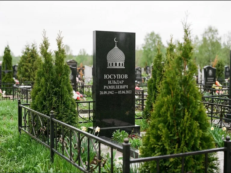 Мусульманский памятник с гравировкой мечети — купол с полумесяцем в верхней части, работа «Юсупов» в Нижнем Новгороде