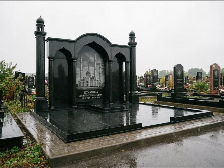 Мусульманский памятник с гравировкой мечети: семейный мемориал с колоннами-минаретами и аркой — золочёная гравировка мечети, большая мощёная площадка, работа «Абдуллаева» в Нижнем Новгороде