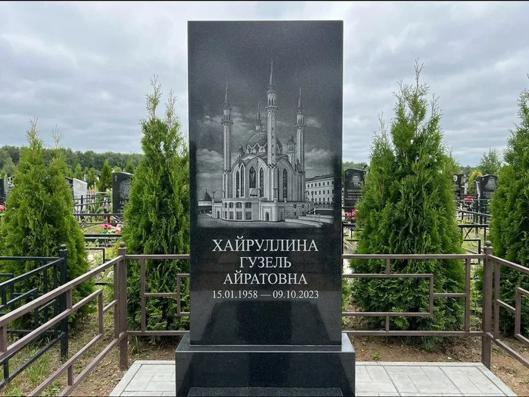 Мусульманский памятник с гравировкой мечети — панорама мечети во всю ширину стелы, работа «Хайруллина» в Нижнем Новгороде